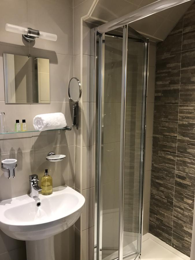 The Larches Hotel Wolverhampton Exterior photo A shower cubicle