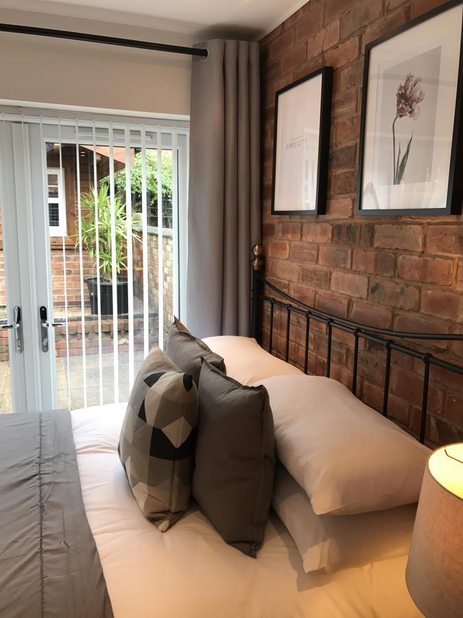 The Larches Hotel Wolverhampton Exterior photo A room at the hotel