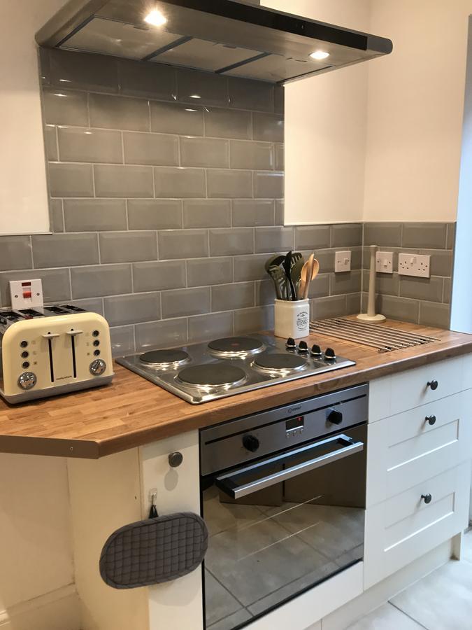 The Larches Hotel Wolverhampton Exterior photo A typical kitchen in a student house