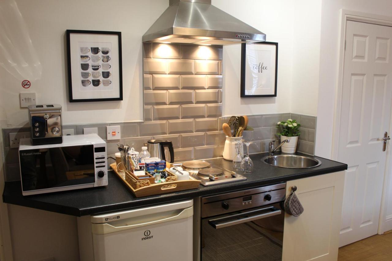 The Larches Hotel Wolverhampton Exterior photo A typical kitchen in a student flat
