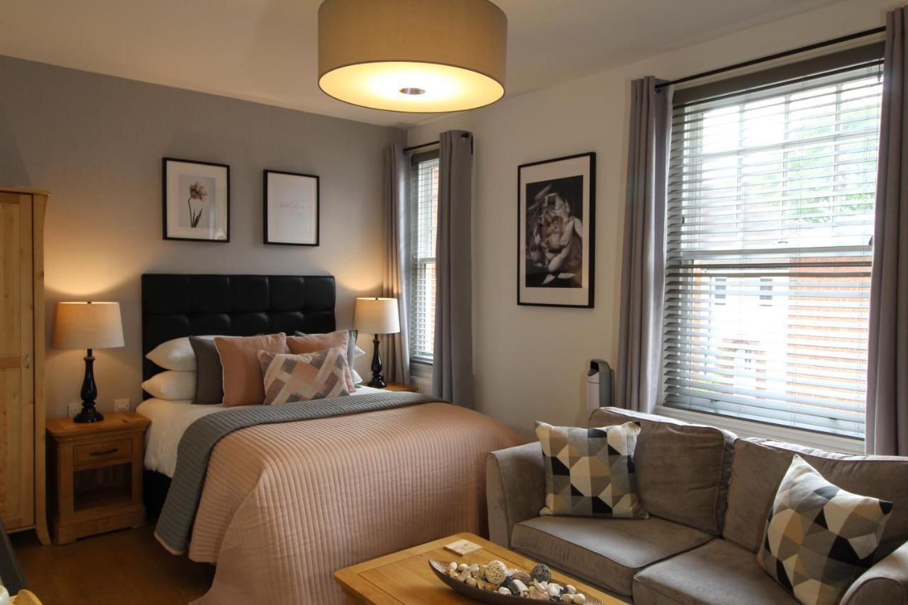 The Larches Hotel Wolverhampton Exterior photo A typical studio apartment