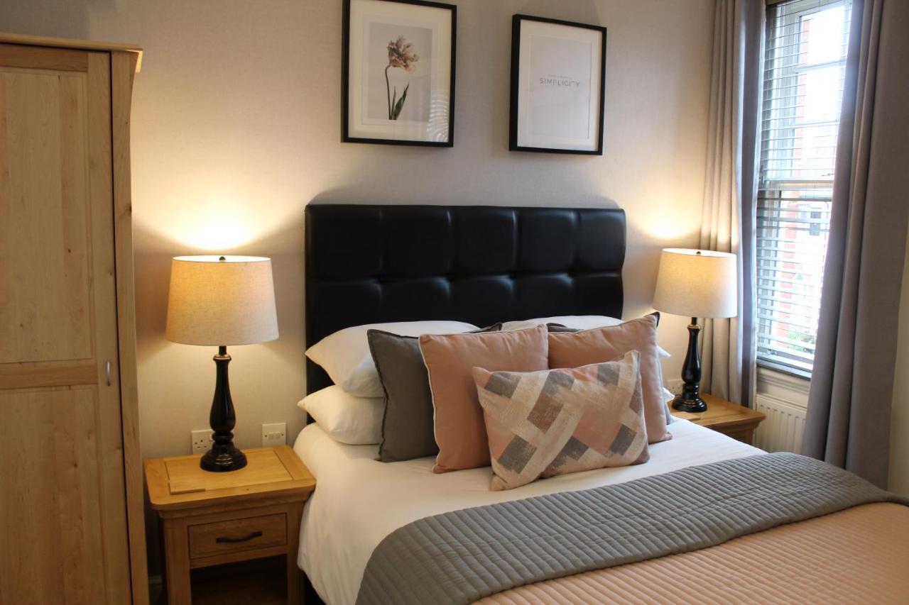 The Larches Hotel Wolverhampton Exterior photo A bedroom at the hotel
