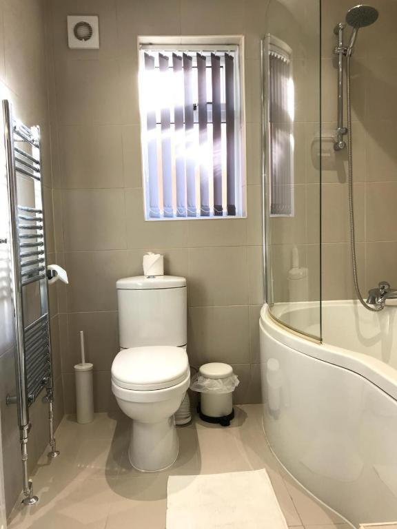 The Larches Hotel Wolverhampton Exterior photo Bathroom